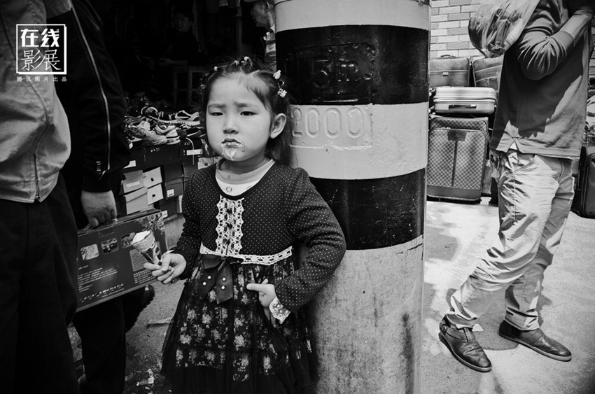 日 사진작가, 매일 2천장씩 찍은 상하이 거리