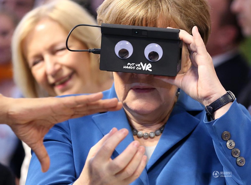 VR 안경 체험하는 오바마 대통령과 메르켈 총리