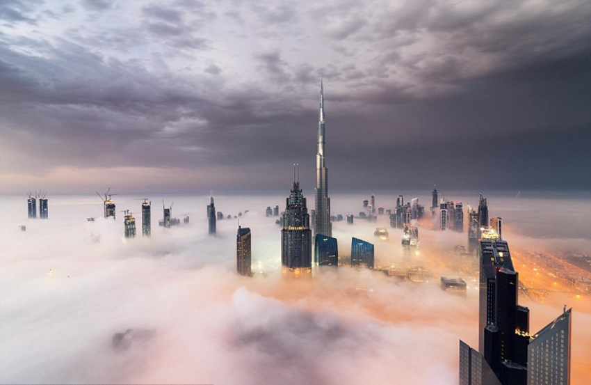 두바이 구름에 뒤덮인 고층 빌딩, 하늘 도시 연상케 해