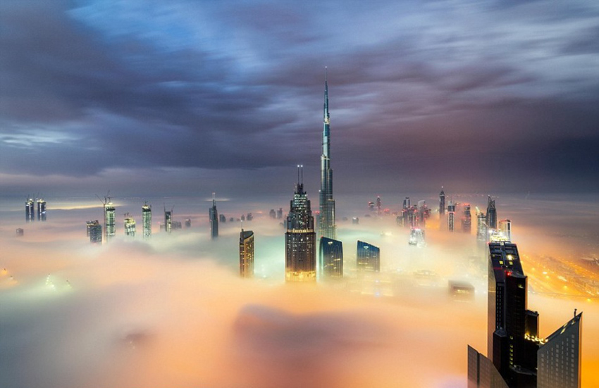 두바이 구름에 뒤덮인 고층 빌딩, 하늘 도시 연상케 해