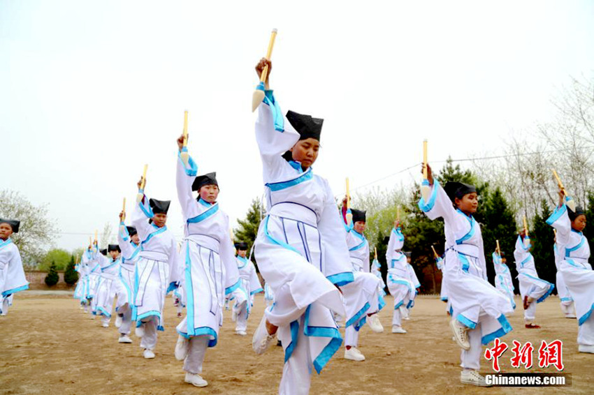 간쑤 초등학생, 한푸 입고 ‘우슈 서예 체조’ 연습