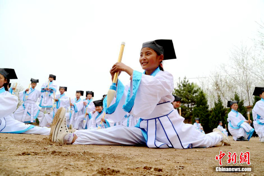 간쑤 초등학생, 한푸 입고 ‘우슈 서예 체조’ 연습