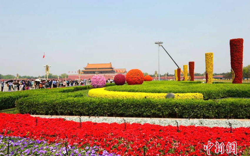베이징 톄안먼 광장, 노동절 맞아 화려한 꽃 장식 설치