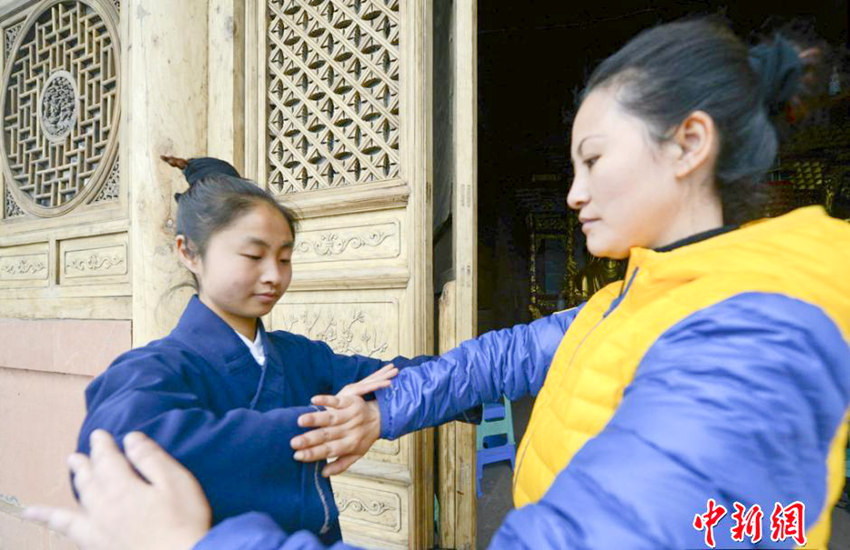 쓰촨 대학 졸업 후 전진교 용문파 도장된 여학생