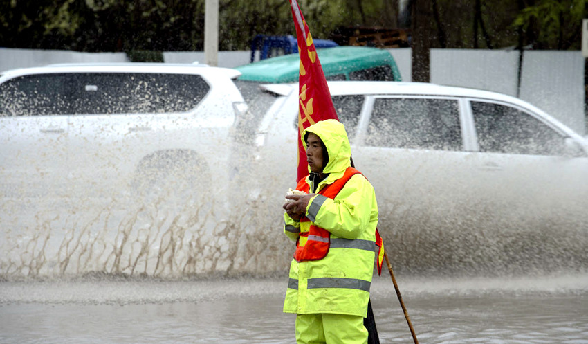 창춘의 한 작업자, 폭우로 시민 안전 위해 배수구 지켜