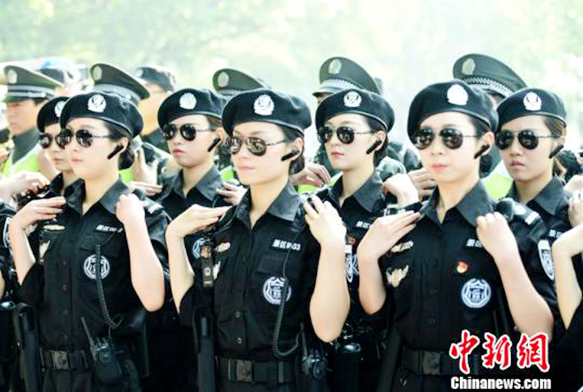 시후에 등장한 여자 순찰대원들, 포즈 작렬