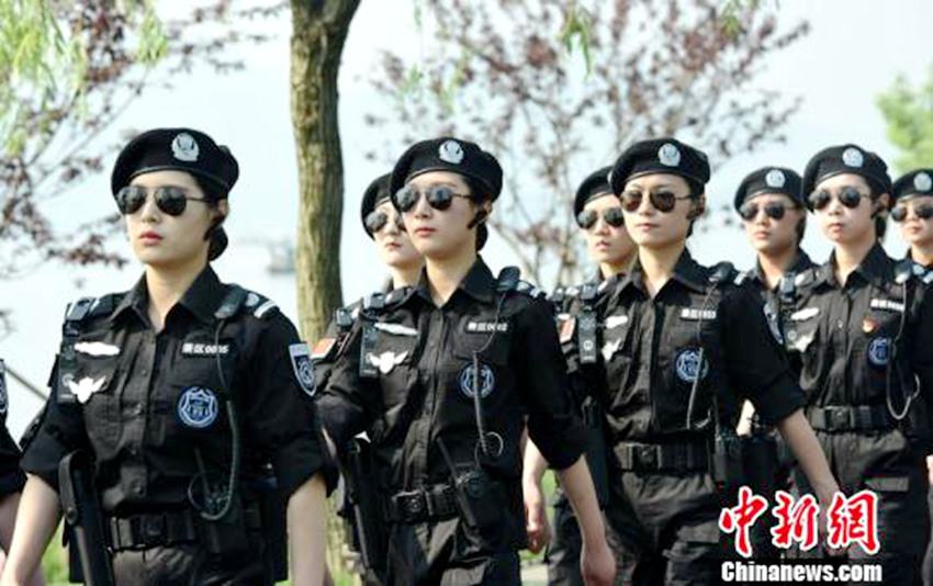 시후에 등장한 여자 순찰대원들, 포즈 작렬