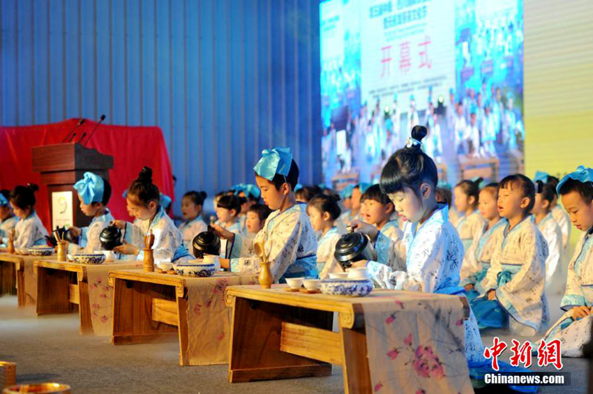 2016 쓰촨 국제 차 박람회 개막, 초등학생 다도 시연