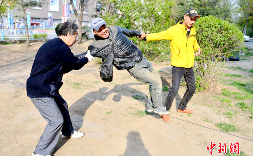 우산 들고 줄타기 하는 예순 노인, 젊음 유지 비결