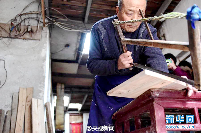 푸저우 노인, 직접 만든 의자 800개 무상 기증
