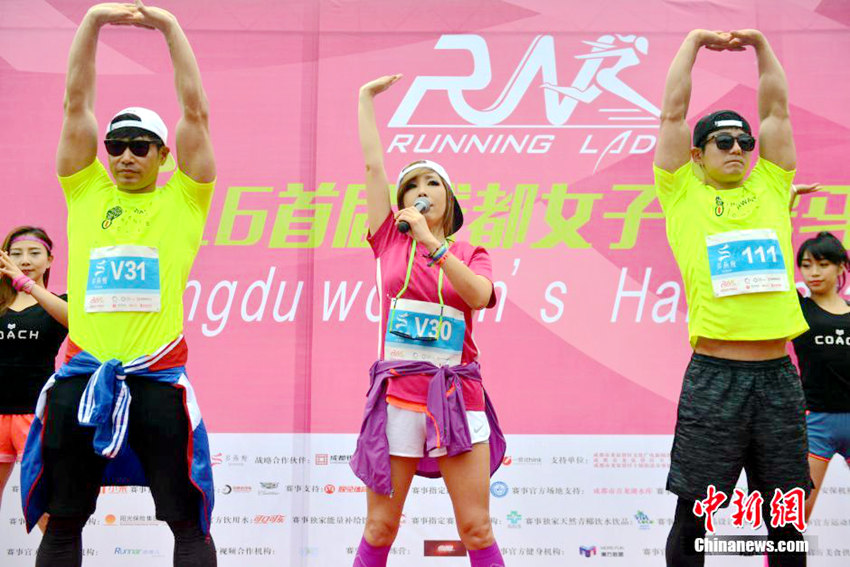 청두 여자 하프마라톤 참가한 ‘몸짱 아줌마’ 정다연