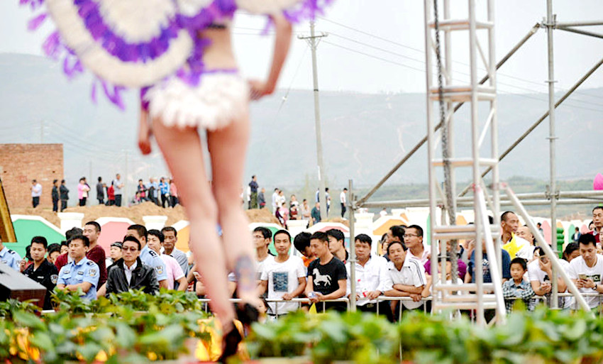 허난 뤄양, 금발 미녀 비키니쇼에 몰려든 마을사람들
