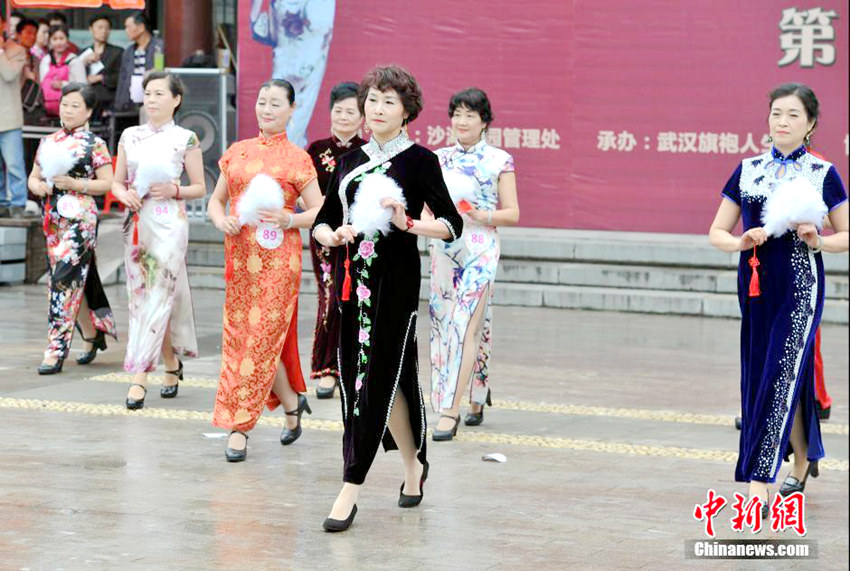 중국 '어머니의 날' 맞아 우한 어머니들 치파오쇼 선보여