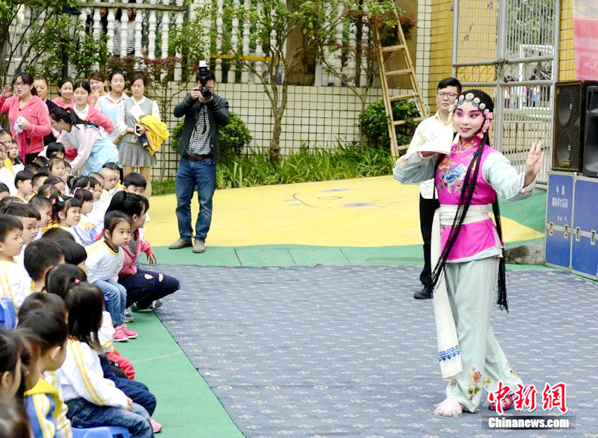 유치원서 선보인 경극 공연, 경극의 매력에 빠진 아이들