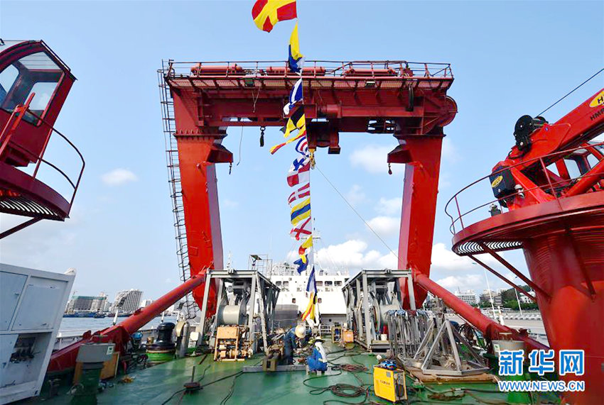 중국 최초 4,500m급 유인 잠수정 싼야에 도착