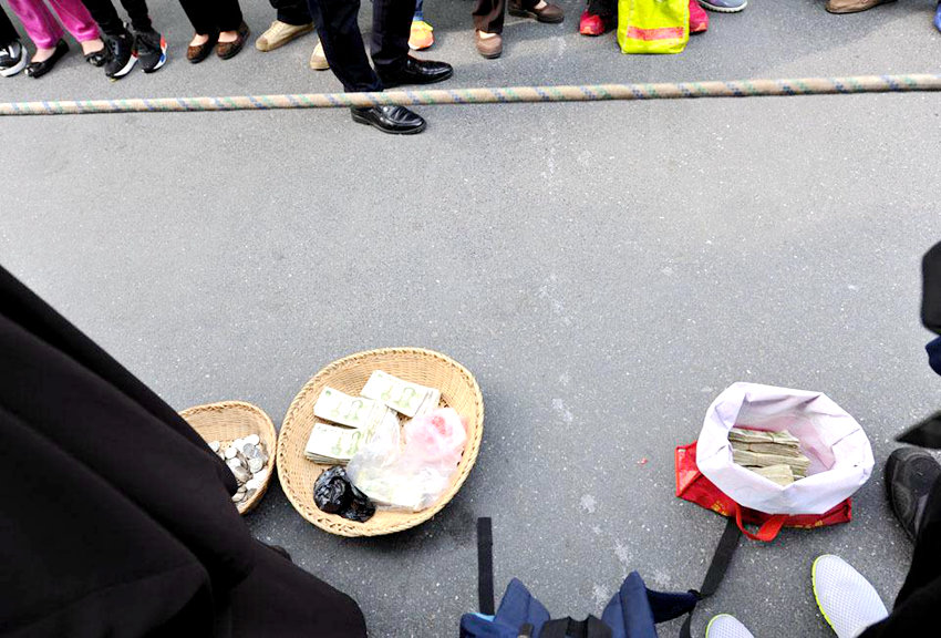 석가탄신일 맞아 항저우 승려 ‘탁발행각’ 기부 행사 참가