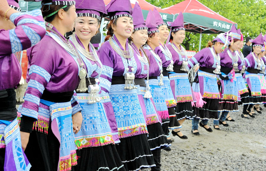 구이양 묘족들의 전통 명절 ‘쓰웨바’, 전통 공연 선보여