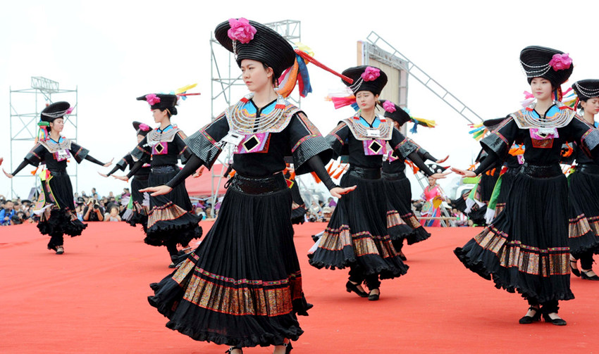 구이양 묘족들의 전통 명절 ‘쓰웨바’, 전통 공연 선보여