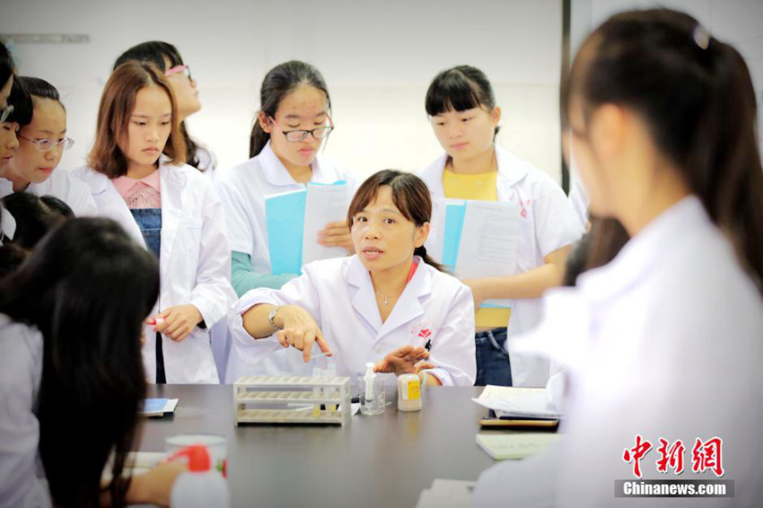 중국 의학도들의 일과 ‘계속되는 실습과 이론수업’