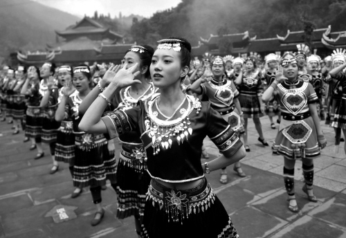 충칭 묘족 후손들의 전통춤 ‘차이화산’