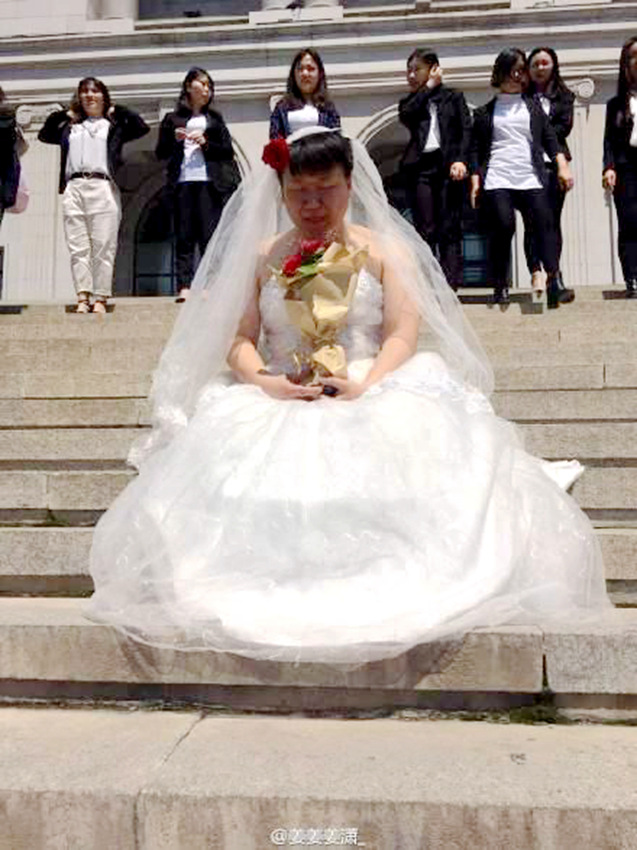 웨딩드레스 입은 남학생의 졸업사진 인기