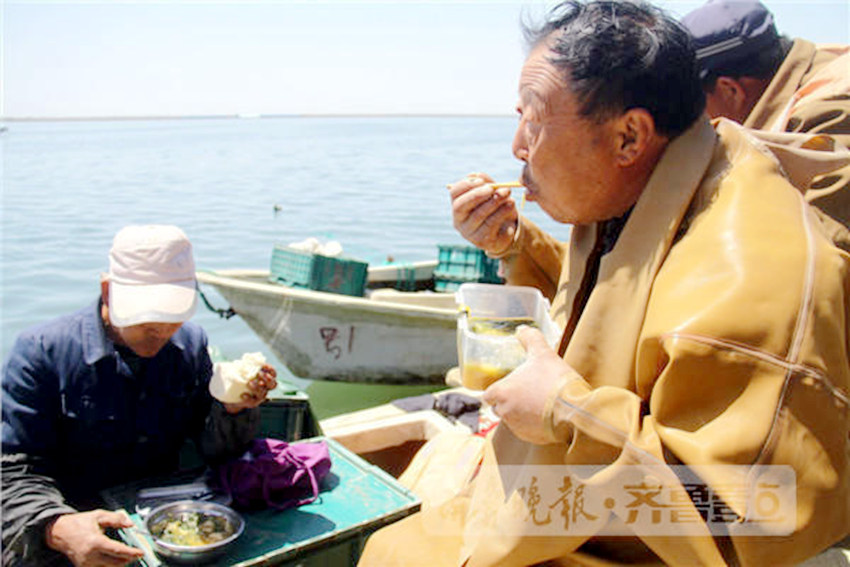 웨이하이 ‘해삼 잡이’, 월수입 3만 위안에 코피 쏟기도
