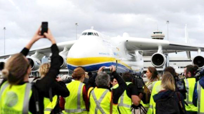 호주, 세계에서 가장 큰 비행기 보러 2만여 명 모여