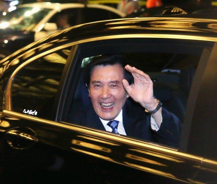 마잉주가 위안산 호텔에서 개최된 연회가 끝나고 사람들에게 손을 흔들며 작별 인사를 하고 있다.