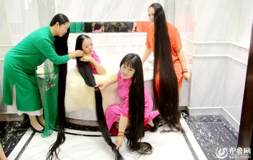 20년간 머리 길러온 긴 머리 여성 그룹, 지닝에 등장