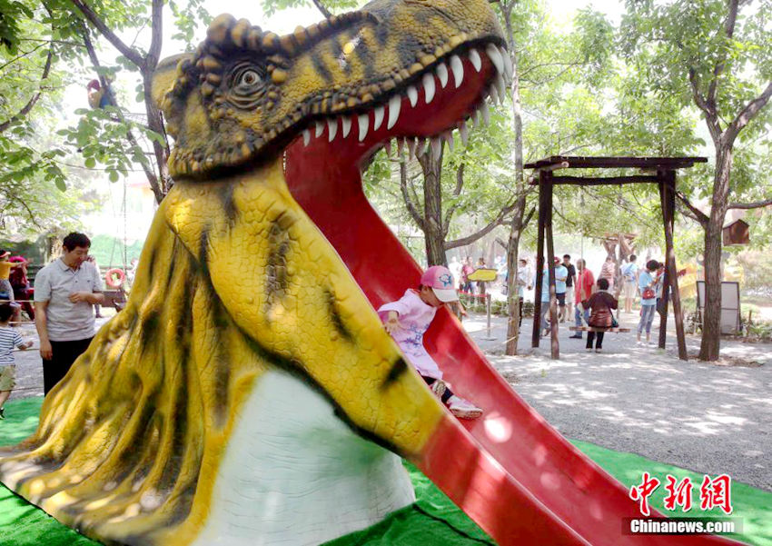 VR 도입한 베이징 공룡 공원, 진짜 같은 공룡 '눈길'