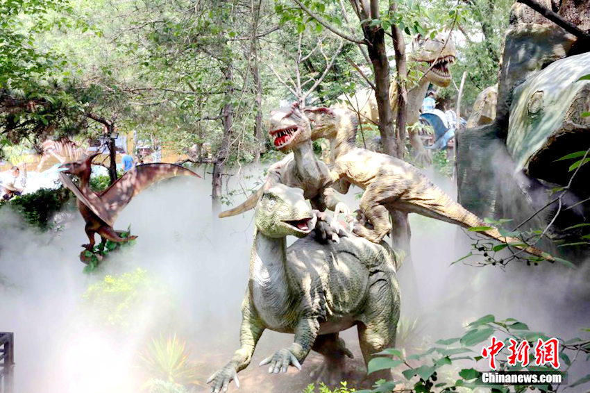 VR 도입한 베이징 공룡 공원, 진짜 같은 공룡 '눈길'