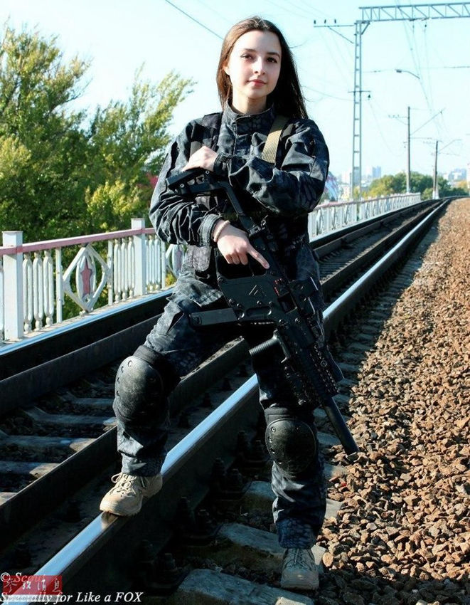 총기 수집이 취미인 러시아 미녀, 생긴 거랑은 딴판이네