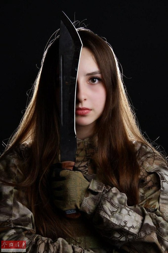 총기 수집이 취미인 러시아 미녀, 생긴 거랑은 딴판이네
