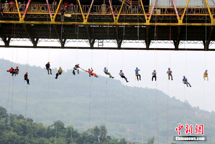 충칭 시민, 40m 높이 다리에서 낙하 및 구조 훈련 체험