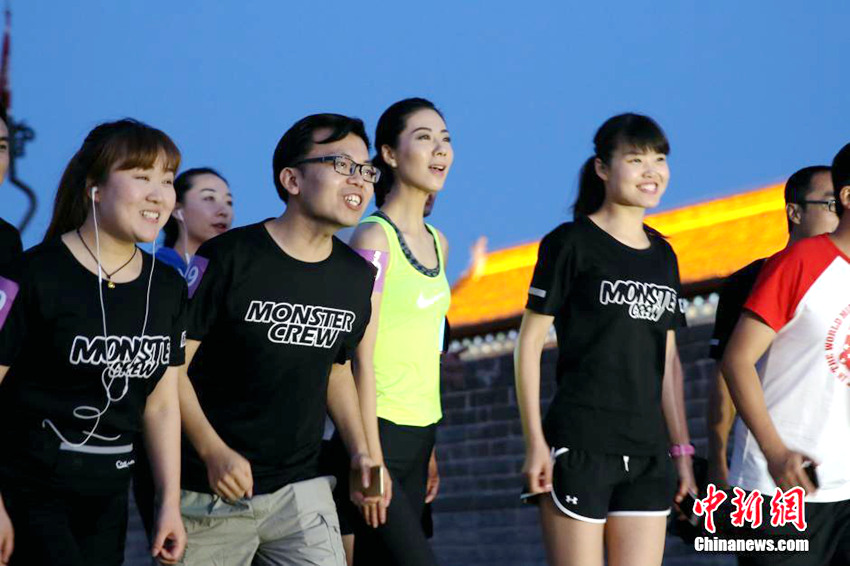 시안 성벽 야간 런닝 훈련 개최, 13km 달리는 시민들