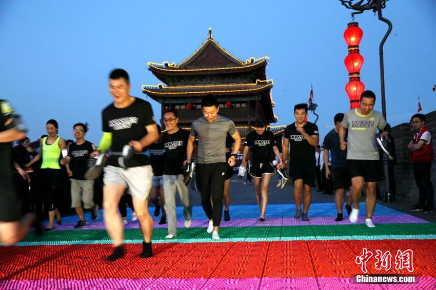 시안 성벽 야간 런닝 훈련 개최, 13km 달리는 시민들
