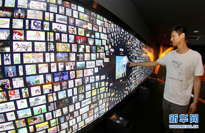한 관광객이 중한 애니메이션 체험관의 ‘한국 애니메이션 디지털 도서관’에서 작품을 고르고 있다. 