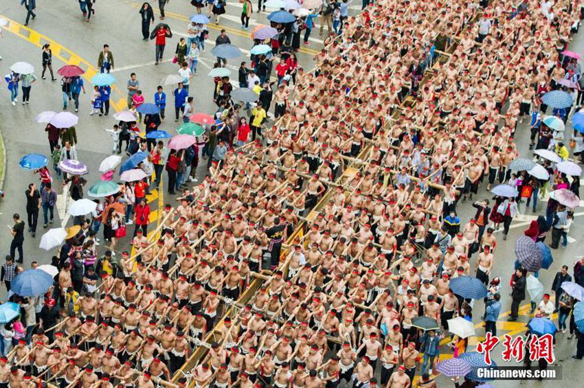 구이저우 묘족 용선 진수 행사, 용선 들고 퍼레이드 개최