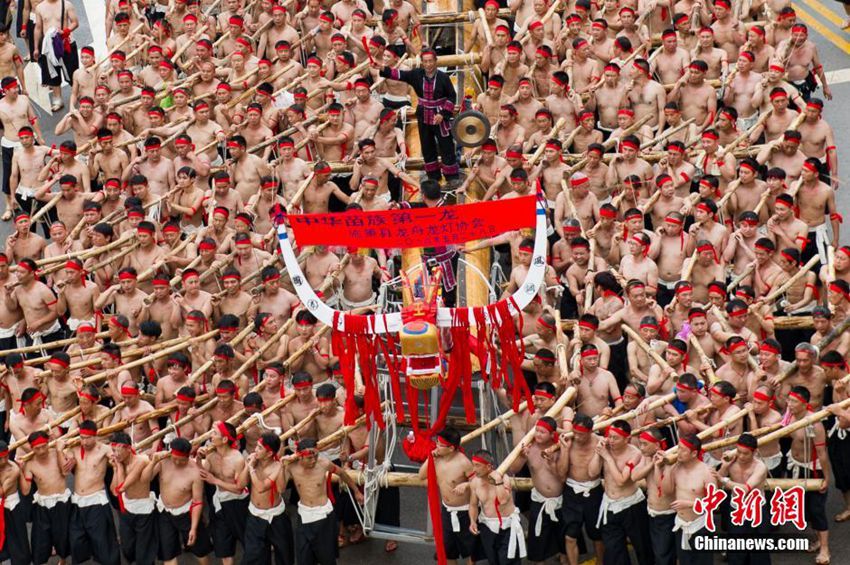 구이저우 묘족 용선 진수 행사, 용선 들고 퍼레이드 개최