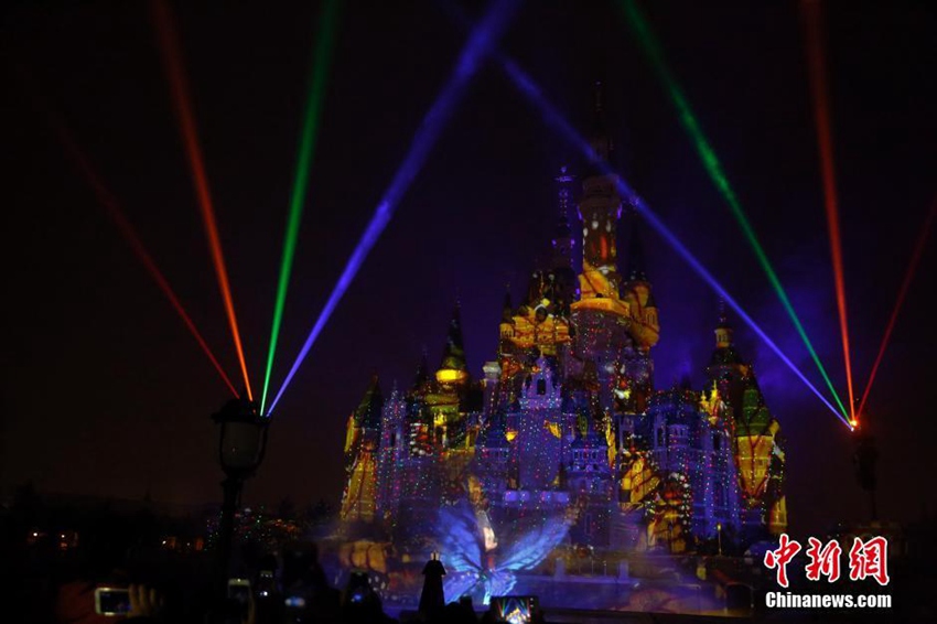상하이 디즈니랜드에서 선보인 화려한 ‘야광쇼’