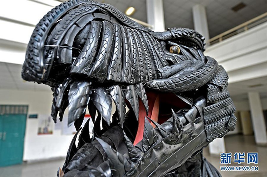 허난 대학생, 자전거 타이어 600개로 만든 ‘공룡’
