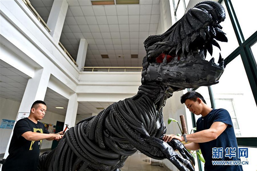 허난 대학생, 자전거 타이어 600개로 만든 ‘공룡’