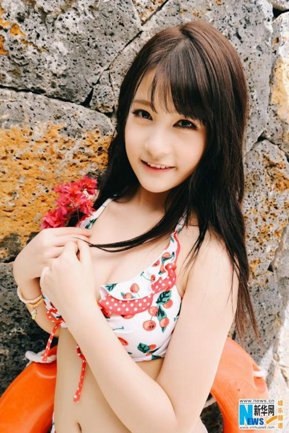 해변가의 SNH48의 모습, 16살 셰니의 반전 몸매