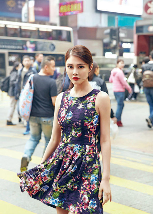 초여름 홍콩 길거리에 꽃치마 입고 나온 쉬둥둥
