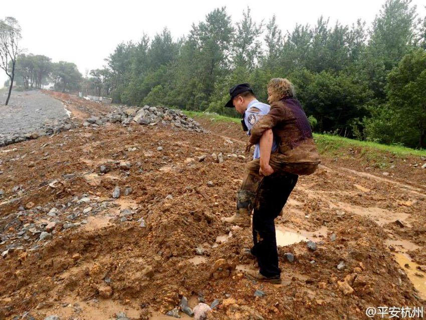 폭우 속 실종된 치매 할머니, 경찰이 업고 무사 귀가
