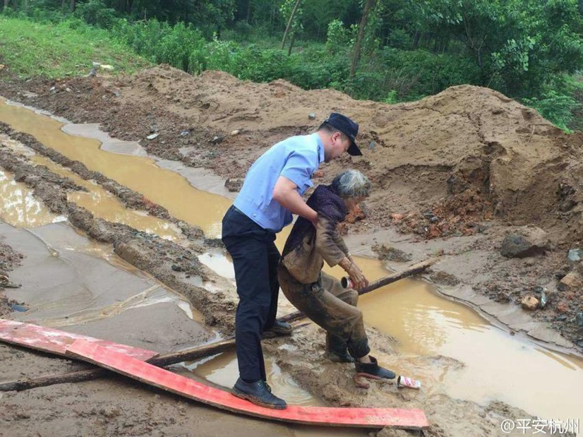 폭우 속 실종된 치매 할머니, 경찰이 업고 무사 귀가