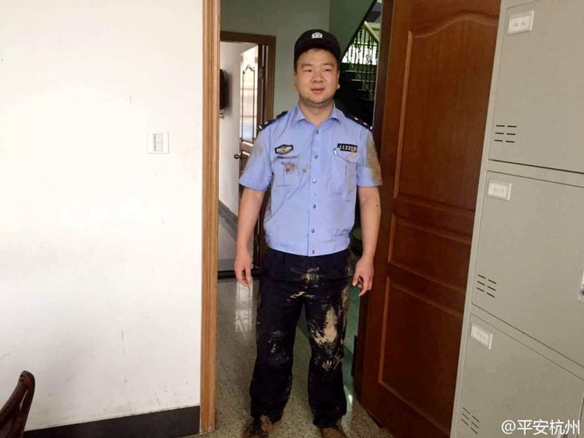 폭우 속 실종된 치매 할머니, 경찰이 업고 무사 귀가