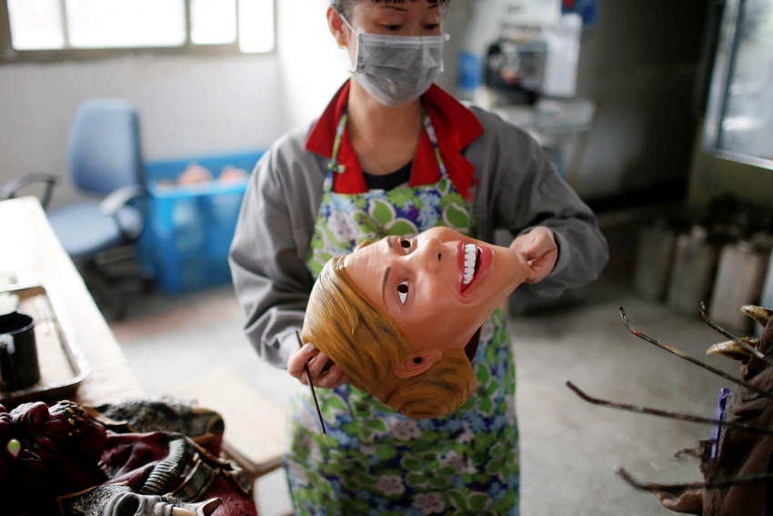 미국 대선 앞두고 후보 가면 만들어 파는 중국 상인들