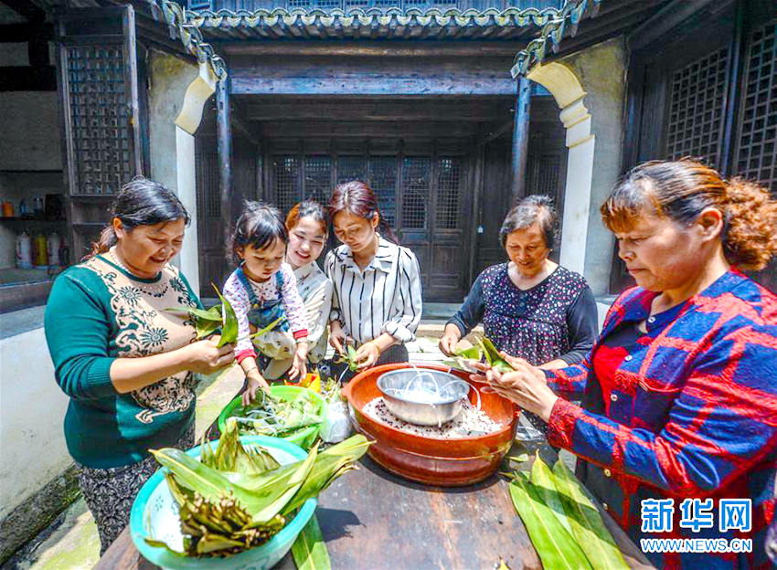 창포 걸고, 쭝쯔 만들고…단오 준비로 분주