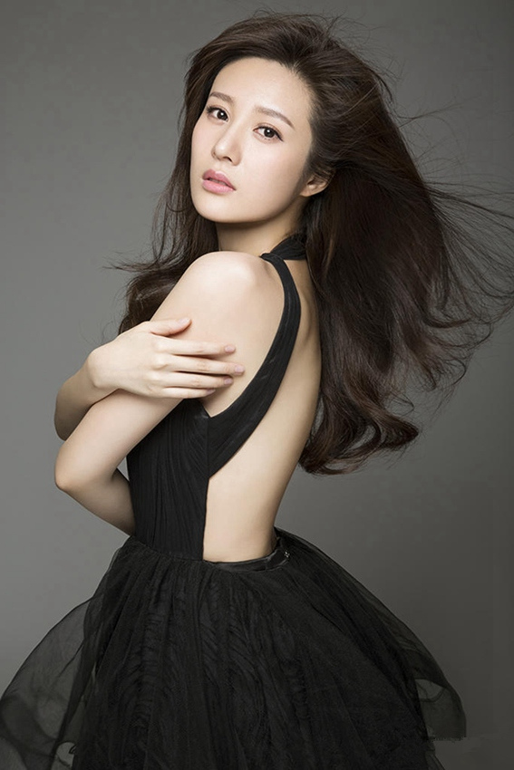 강렬한 눈빛과 검은색 드레스로 돋보이는 '우징징'의 매력